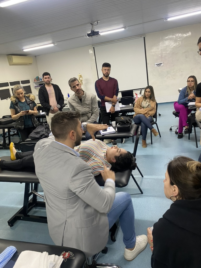 Samuel demonstrando técnica para a turma