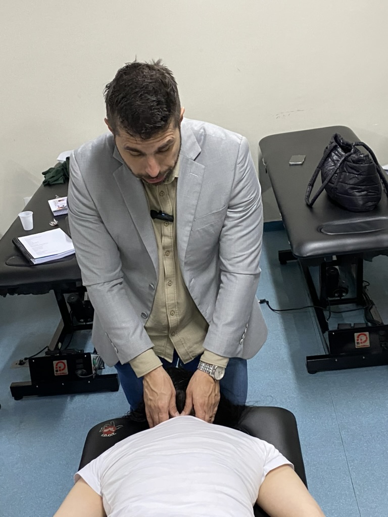 Samuel demonstrando técnica cervical