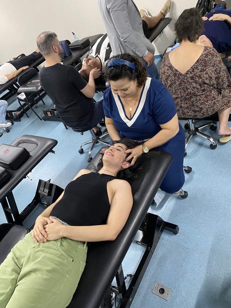 Alunos praticando técnicas manuais